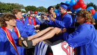 Pesta kelulusan di SMA J.J. Pearce and Richardson di Texas, AS (9/5/2020). Meski sekolah meniadakan seremoni kelulusan, anak-anak ini nekat merayakan di tengah pandemi Corona. AP Photo/Tony Gutierrez.