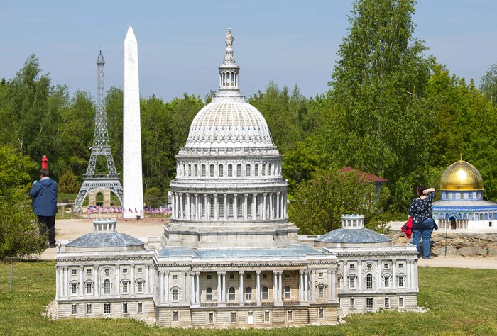 Miniatur Dunia Terlengkap Para pengunjung kembali menikmati theme park Miniworld, di Lichtenstein, sebelah timur Jerman, usai pelonggaran karantina di negara terkecil di Eropa tersebut, Jumat (8/5/2020). Meski hanya miniatur, detail, warna dan teksturnya terlihat menyerupai aslinya.Germany, Friday, May 8, 2020.