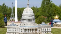 Pengunjung menikmati miniatur Gedung DPR AS yang berada Washington DC, di Miniworld atau dalam bahasa setempat disebut Miniwelt. Traveler bisa menikmati tidak kurang dari  100 miniatur bangunan asli dengan skala bangunan 1:25.