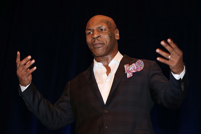 Menyibak Makna Tato di Muka Mike Tyson Mike Tyson setidaknya punya enam tato di tubuhnya. Tato di muka adalah yang paling terkenal dan jadi ciri khasnya. Apa arti dari tato tersebut?