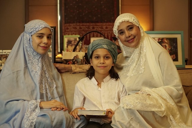 Pernikahan artis Ayu Azhari dan vokalis White Lion, Mike Tramp dikaruniai dua orang anak yaitu Isabelle Tramp dan Lennon Tramp. Isabel lahir pada tahun 2005 dan akan berulang tahun ke-17  Foto: Isabelle, Lennon dan Ayu Azhari