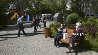 Taman-taman kecil di ibu kota Ankara dipenuhi warga lansia pada Minggu (10/5) waktu setempat. Beberapa dari mereka memakai masker dan sarung tangan.