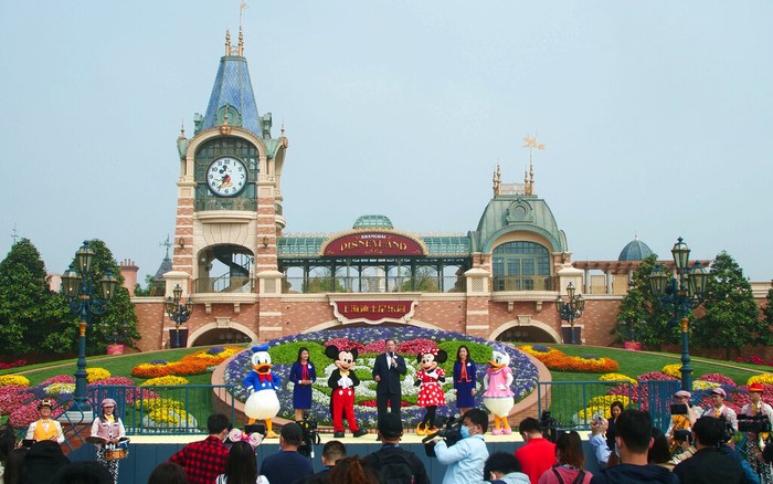Disneyland Shanghai dibuka kembali mulai hari ini. Beberapa bagian yang dibuka lagi untuk umum adalah tempat perbelanjaan, restoran, dan wahana hiburan.
