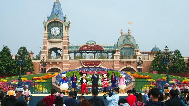 Disneyland Shanghai Buka Lagi Disneyland Shanghai dibuka kembali mulai hari ini. Beberapa bagian yang dibuka lagi untuk umum adalah tempat perbelanjaan, restoran, dan wahana hiburan.