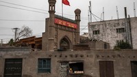 Bendera negara Tiongkok berkibar di atas masjid yang ditutup pemerintah di Kashgar, provinsi Xinjiang, Tiongkok, (28/6/2017). Populasi Muslim Uighur sekitar 10 juta jiwa yang tersebar di kawasan Asia Tengah, mayoritas di Propinsi Xinjiang Tiongkok.