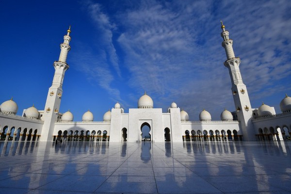 Masjid Agung Sheikh Zayed megah dengan dindingd ari batu pualam dan gaya Maroko dengan kubah-kubah Ottoman. (AFP/GIUSEPPE CACACE) Masjid Agung Sheikh Zayed megah dengan dindingd ari batu pualam dan gaya Maroko dengan kubah-kubah Ottoman. (AFP/GIUSEPPE CACACE)