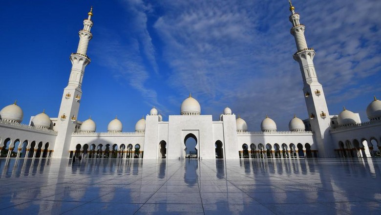 Masjid Agung Sheikh Zayed di Abu Dhabi This picture taken on February 4, 2019 shows a view of the courtyard of Sheikh Zayed Grand Mosque in Abu Dhabi, as Pope Francis arrives to visit. (Photo by Giuseppe CACACE / AFP)