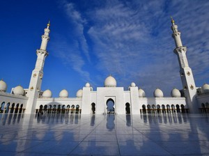 Keren! Fasad Masjid Agung Sheikh Zayed Bisa Berubah Warna Ikuti Siklus