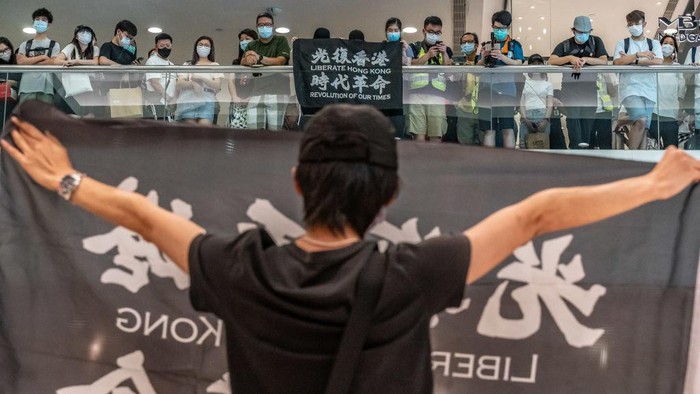 Demonstran anti-pemerintah yang memegang spanduk Liberate Hong Kong, Revolution Of Our Times saat demonstrasi di sebuah pusat perbelanjaan pada 10 Mei 2020 di Hong Kong, Cina.