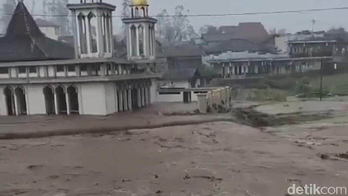 Banjir rendam rumah warga Cikajang Garut akibat luapan sungai