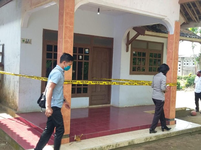 Polisi menahan Sudi (40), pria yang menyerang satu keluarga hingga menewaskan seorang balita. Soal dugaan pelaku mengalami gangguan jiwa akan diselidiki dengan melibatkan dokter kejiwaan.