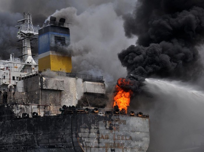 Kapal tanker MT JAG LEELA terbakar di Pelabuhan Belawan Medan, Sumatera Utara, Senin (11/5/2020). Penyebab terbakarnya kapal tanker MT JAG LEELA yang sedang dalam perawatan atau docking di galangan kapal milik PT Waruna Nusa Sentana Shipyard tersebut belum diketahui dan masih diselidiki. ANTARA FOTO/Septianda Perdana/wsj.