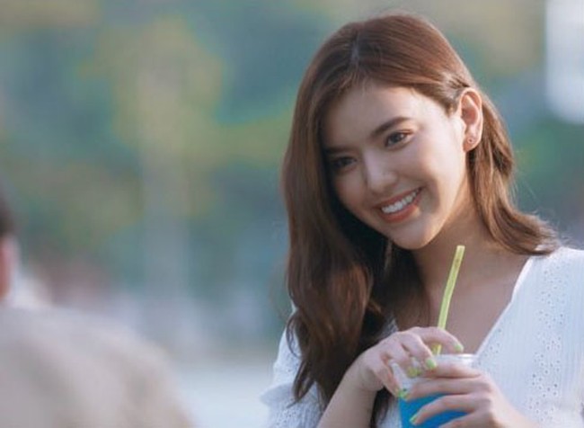 Sok cantik deh nih mbaknya, belum aja gue labrak, komentar netizen Indonesia. Woii pelakor pliss jauhin Sarawat!!, tulis lainnya. Pelakor murahan, main nemplok aja di pacar orang, ga usah sok posting-posting foto gini lah, lu kebaperan ya sama scriptnya, imbuh lainnya. Foto: Instagram @ggigie