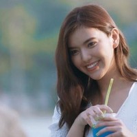 Sok cantik deh nih mbaknya, belum aja gue labrak, komentar netizen Indonesia. Woii pelakor pliss jauhin Sarawat!!, tulis lainnya. Pelakor murahan, main nemplok aja di pacar orang, ga usah sok posting-posting foto gini lah, lu kebaperan ya sama scriptnya, imbuh lainnya. Foto: Instagram @ggigie