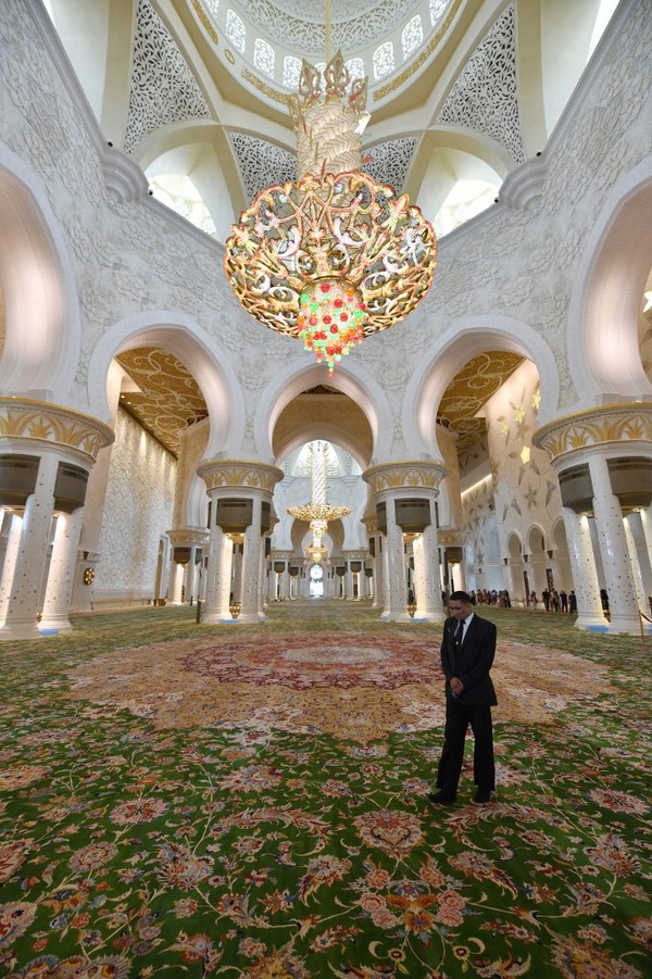 Masjid itu memiliki lampu gantung yanng masuk daftar Guinness Book of Records dengan diameter 10 meter, tinggi 15 meter dan stainless steel berlapis emas 24 karat dan kristal Swaroski. (AFP/GIUSEPPE CACACE)