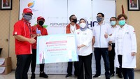 General Manager CSR Telkomsel Tubagus Husniyullah, Vice President Corporate Communication Telkomsel Denny Abidin, Ketua Yayasan BUMN Harjawan Balaningrath, Direktur Utama PT. Pertamina Bina Medika IHC Dr. dr. Fathema Djan Rahmat beserta perwakilan dari PT. Pertamina Bina Medika IHC saat penyerahan donasi Telkomsel untuk PT. Pertamina Bina Medika IHC di Jakarta, Senin (11/5). Foto: dok. Telkomsel