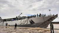Sebanyak 450 personel Yonif 200/Raider Kodam Sriwijaya diberangkatkan menggunakan KRI Teluk Lampung dari Pelabuhan Boom, Senin (11/5/2020).
