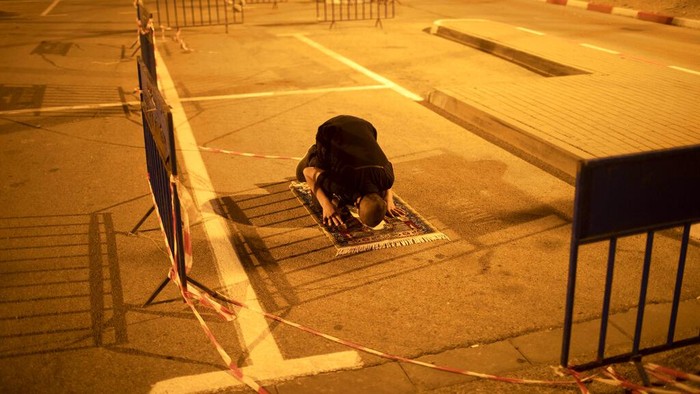 Umat Islam di kota Jaffa, Israel melaksanakan salat tarawih di parkiran kosong. Kegiatan ini dilakukan imbas penyebaran virus COVID-19 yang membuat masjid-masjid ditutup..