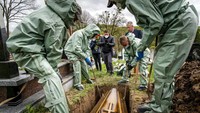 Jumlah warga yang meninggal di seluruh dunia juga bertambah. Hingga hari ini, 282.728 orang meninggal akibat COVID-19. AP Photo/Evgeniy Maloletka.