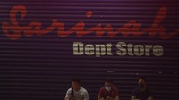 Pengunjung duduk di pusat perbelanjaan Sarinah, Jakarta, Minggu (10/5/2020).
