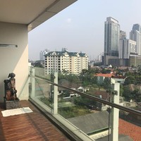 Penghuni bisa menikmati city view lewat balkon kaca yang langsung menghadap ke pemandangan gedung-gedung pencakar langit Jakarta.  Apartemen ini berada di lantai 7. Foto: Instagram/@vennamelindareal