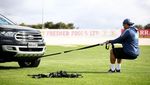 Atlet Rugby Ini Latihan Sambil Menarik SUV Lho