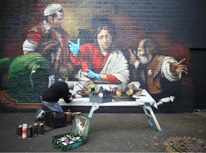 Mural Yesus Kenakan Sarung Tangan Bedah Muncul di London