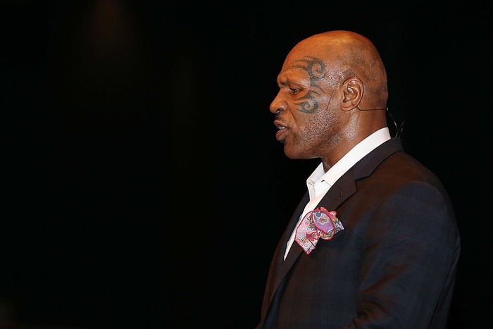 Mike Tyson setidaknya punya enam tato di tubuhnya. Tato di muka adalah yang paling terkenal dan jadi ciri khasnya. Apa arti dari tato tersebut?