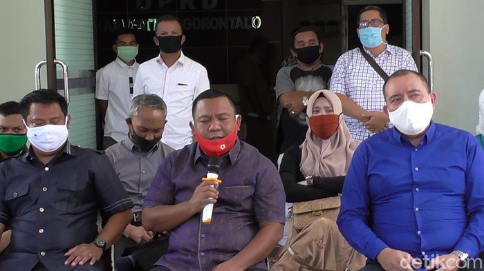 Ketua DPRD Kabupaten Gorontalo bersama semua fraksi di DPRD (Ajis Khalid/detikcom)
