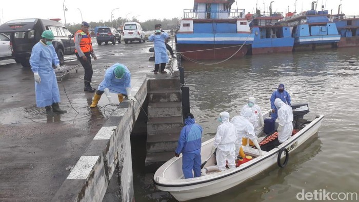 ABK Kapal Motor di Merauke meninggal dievakusi oleh petugas ber-APD lengkap.