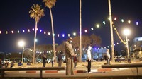 Walaupun salat tarawih di tempat parkir, umat Islam di Israel tetap mengatur jarak satu sama lain. Bahkan, mereka membawa sajadah dan menggunakan masker untuk mencegah penyebaran virus.