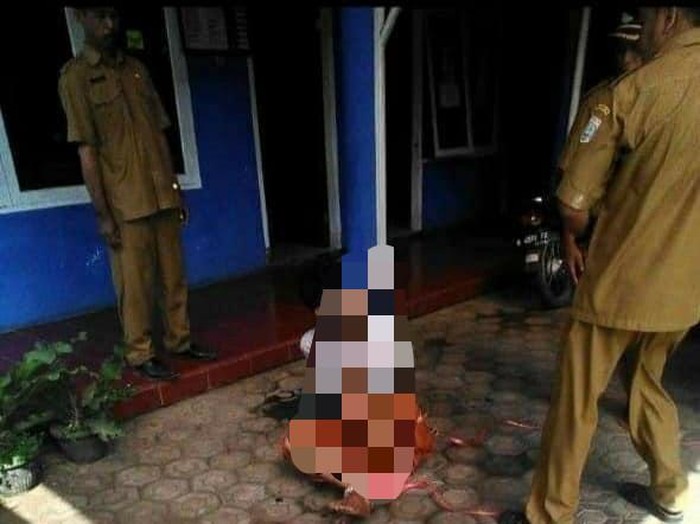 Satu keluarga di Desa Kasembon, Kecamatan Bululawang, Kabupaten Malang diserang orang yang diduga mengalami gangguan jiwa. Satu orang tewas dalam peristiwa itu.