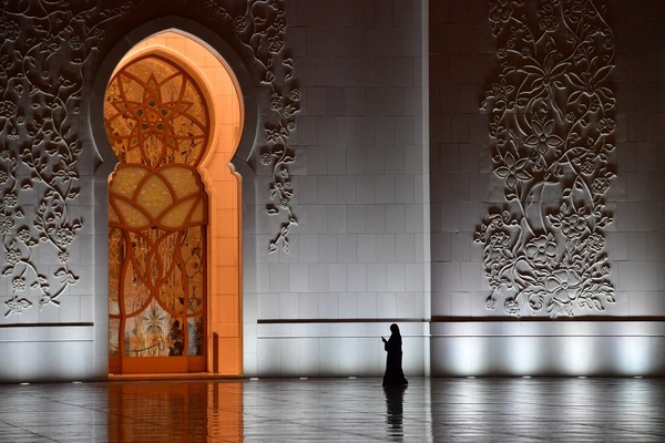 Lantai masjid ini dilapisi dengan karpet seluas 5.625 meter persegi. Karpet itu dikerjakan 1.300 pengrajin asal Iran menggunakan 35 ton benang wol dan 12 ton kapas. (AFP/GIUSEPPE CACACE) Lantai masjid ini dilapisi dengan karpet seluas 5.625 meter persegi. Karpet itu dikerjakan 1.300 pengrajin asal Iran menggunakan 35 ton benang wol dan 12 ton kapas. (AFP/GIUSEPPE CACACE)