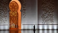 Lantai masjid ini dilapisi dengan karpet seluas 5.625 meter persegi. Karpet itu dikerjakan 1.300 pengrajin asal Iran menggunakan 35 ton benang wol dan 12 ton kapas. (AFP/GIUSEPPE CACACE)