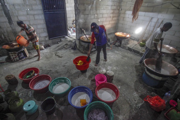 Pekerja meyelesaikan pembuatan dodol di rumah produksi dodol Bojong Indiraf, Bojong Gede, Kabupaten Bogor, Jawa Barat, Selasa (12/5/2019). Produksi dodol dengan berbagai varian rasa seperti duren, ketan item dan orisinal tersebut mengalami peningkatan hingga 80 persen dari hari biasanya jelang Lebaran dan dipasarkan ke sejumlah wilayah di Jabodetabek. ANTARA FOTO/Yulius Satria Wijaya/foc.