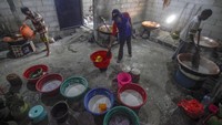 Pekerja mengaduk dodol dalam kuali di rumah produksi dodol Bojong Indiraf, Bojong Gede, Kabupaten Bogor, Jawa Barat, Selasa (12/5/2019). ANTARA FOTO/Yulius Satria Wijaya