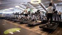 Anggota melakukan treadmill di Fitness gym LifeFit, di Dinslaken, Jerman.  