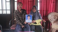 Orang tua dari Ari, Yuria (47) dan Ani (45, mengatakan terakhir berhubungan dengan anaknya adalah saat ia akan berangkat ke kapal China. Dan selama 14 bulan Ari berlayar, mereka sudah berupaya meminta izin untuk berbicara dengan anaknya namun tidak pernah terwujud. PT Karunia Bahari Samudra selaku pihak ketiga selalu beralasan bahwa kapalnya sedang di tengah laut, sehingga tidak ada sinyal dan sulit berkomunikasi. Istimewa/Dok. Triyan Wahyudi.