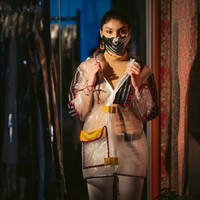 Bermacam ragam motif dan corak kain, dipadupadankan dgn pesan moral untuk mempersatukan bangsa Indonesia melalui budaya yg mengikat tiap motif terpaut menyatu dan kemudian menjadi ciri khas etnik Indonesia tanpa meninggalkan akar budaya bangsa, kata Anne. (Foto: Dok. Anne Avantie)