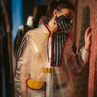 Selain itu, Anne Avantie yang berbasis di Semarang, Jawa Tengah, juga mengeskplor material lain untuk produk masker yang baru digarapnya menyusul pandemi COVID-19. Misalnya kain tenun, batik tulis ,batik tulis prada dan aneka wastra dalam konten lokal. (Foto: Dok. Anne Avantie)