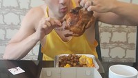 Selain didampingi istri, Okan juga ternyata foodies yang seru kulineran bahkan hanya sendiri. Seperti saat makan satu ekor ayam ini. Foto: instagram @okankornelius