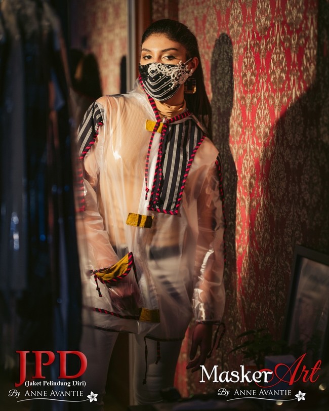 Masker tersebut turut melengkapi produk JPD yang telah diluncurkan sebelumnya. Jihane yang juga berasal dari Semarang tampak stylish dalam balutan JPD dengan aplikasi lurik dan batik sebagai aksen. (Foto: Dok. Anne Avantie)