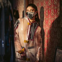 Masker tersebut turut melengkapi produk JPD yang telah diluncurkan sebelumnya. Jihane yang juga berasal dari Semarang tampak stylish dalam balutan JPD dengan aplikasi lurik dan batik sebagai aksen. (Foto: Dok. Anne Avantie)