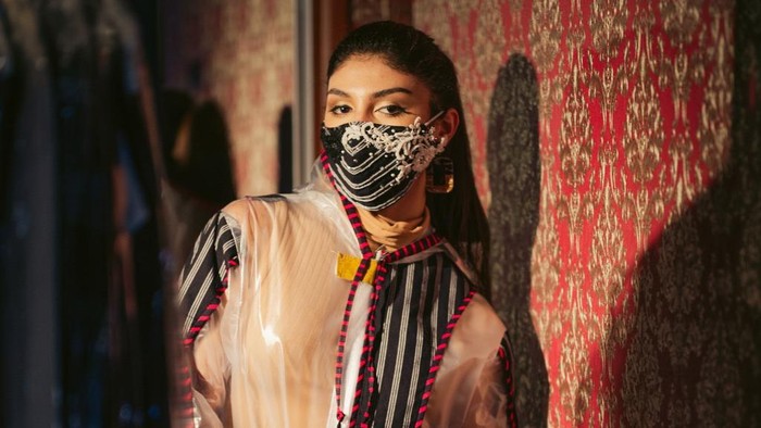 Jihane Almira Pakai Masker Lurik Anne Avantie