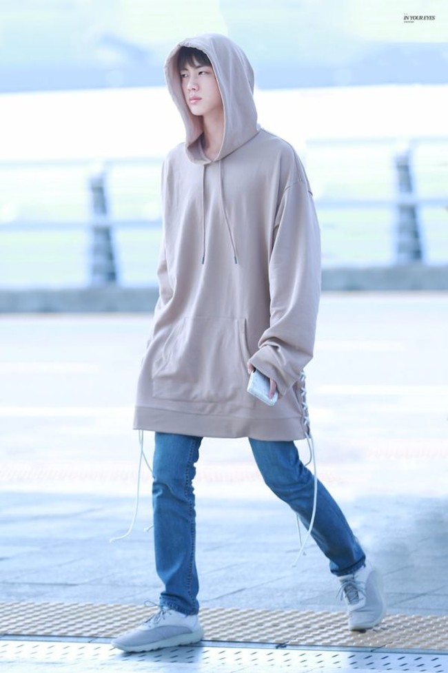 Untuk para pria, hoodie kebesaran seperti baju Jin BTS berikut cocok dipakai di rumah seharian. Tapi pastikan jika bahannya tipis agar tidak terlalu gerah.Foto: dok. Fansite