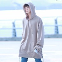 Untuk para pria, hoodie kebesaran seperti baju Jin BTS berikut cocok dipakai di rumah seharian. Tapi pastikan jika bahannya tipis agar tidak terlalu gerah.Foto: dok. Fansite