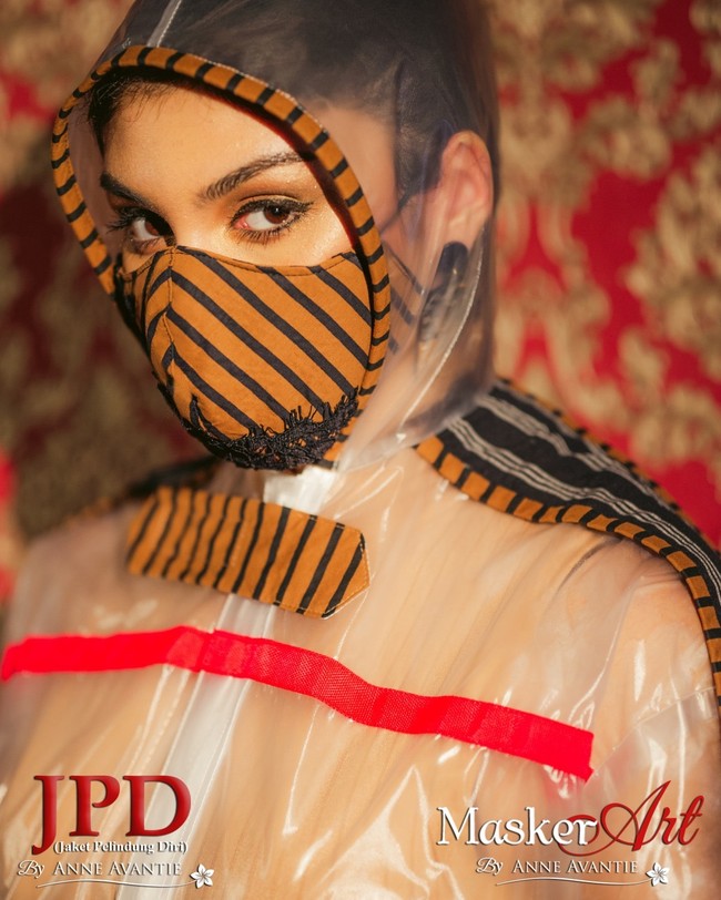 Masker yang dulu hanya sebagai alat perlindungan kesehatan, kini juga bisa menjadi sebuah fashion statement tersendiri sebagaimana disampaikan lewat penampilan Jihane ini. (Foto: Dok. Anne Avantie)