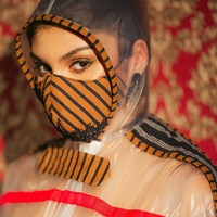 Masker yang dulu hanya sebagai alat perlindungan kesehatan, kini juga bisa menjadi sebuah fashion statement tersendiri sebagaimana disampaikan lewat penampilan Jihane ini. (Foto: Dok. Anne Avantie)