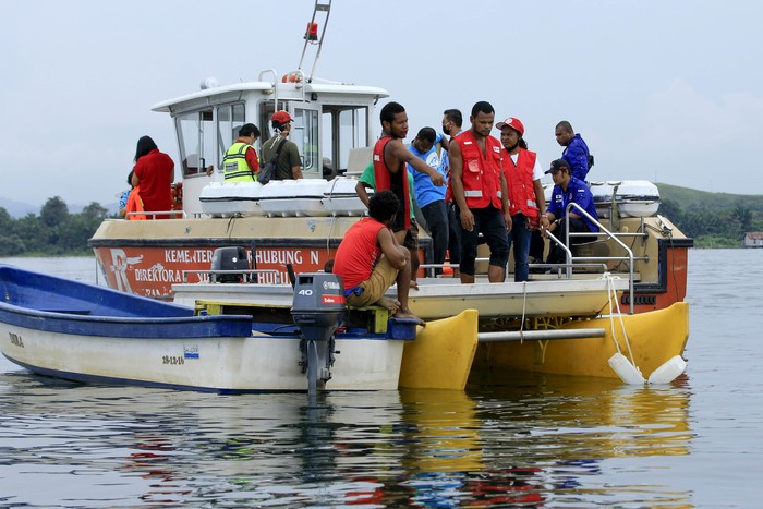 PESAWAT JATUH DI DANAU SENTANI Petugas gabungan bersama masyarakat berada di lokasi pesawat terbang milik maskapai Mission Aviation Fellowship (MAF) yang jatuh di Danau Sentani, Kabupaten Jayapura, Papua, Selasa (12/5/2020). Pesawat perintis dengan nomer penerbangan PK-MEC tujuan Distrik Mamit, Kabupaten Tolikara, Papua jatuh di perairan danau Sentani sekitar pukul 6.29 WIT yang menyebabkan seorang pilot asal Amerika Serikat Joice Lin meninggal dunia. ANTARA FOTO/Gusti Tanati/foc.