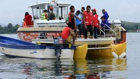 Petugas gabungan bersama masyarakat berada di lokasi pesawat terbang milik maskapai Mission Aviation Fellowship (MAF) yang jatuh di Danau Sentani, Kabupaten Jayapura, Papua, Selasa (12/5/2020).